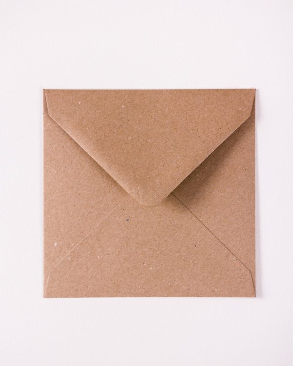 hnedé obálky z recyklovaného papiera