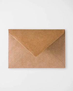 Hnedé obálky s rebrovaným vzorom na oznámenia a pozvánky rozmer C6