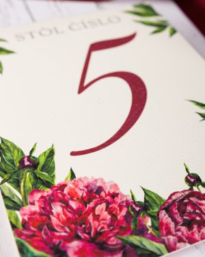 cislovanie stolov s pivonkami