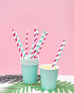 Svetlo modré papierové slamky na oslavu, svadbu, párty