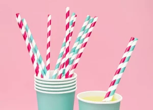 Svetlo modré papierové slamky na oslavu, svadbu, párty