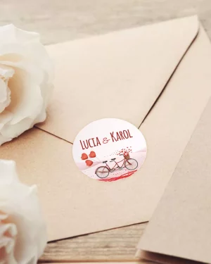 Mini nálepky na svadobné obálky alebo darčeky s motívom svadobný bicykel