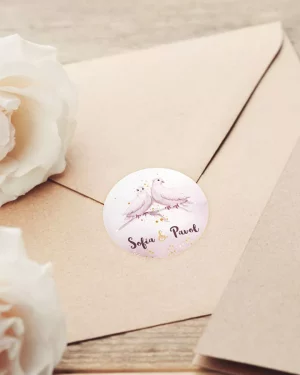 Mini nálepky na svadobné obálky alebo darčeky s motívom biele holubice