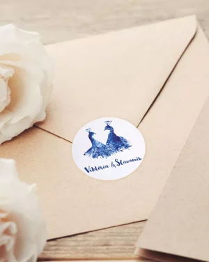 Mini nálepky na svadobné obálky alebo darčeky s motívom modré pávy