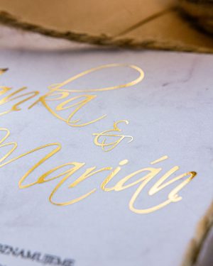 Minimalistické metalické svadobné oznámenia, zlatá metalická potlač