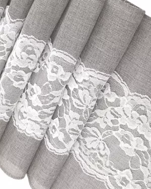 Šedý obrus / behúň s čipkou s kvetmi vzor 2