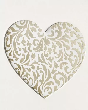 Svadobná kniha v luxusnom prevedení vo svetlo krémovej farbe a s vyrezávaným srdcom v strednej časti. Svadobná kniha uchová spomienky a priania až na 60 čistých listoch.