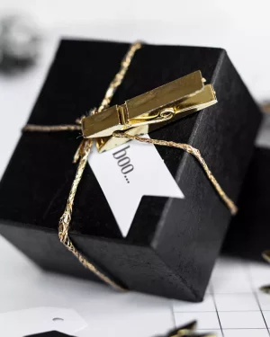 Zlaté drevené štipce na dekoráciu