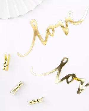 Zlaté drevené štipce na dekoráciu