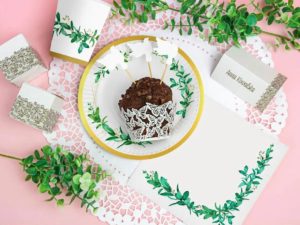 Papierové servítky so zeleným greenery motívom