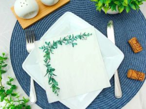 Papierové servítky so zeleným greenery motívom